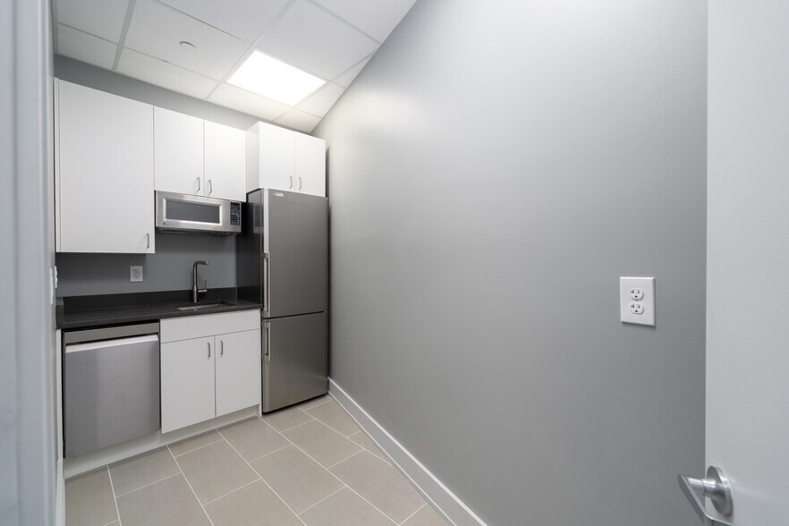 More Photos Of 845 Newark Ave, Jersey City Medical For Lease