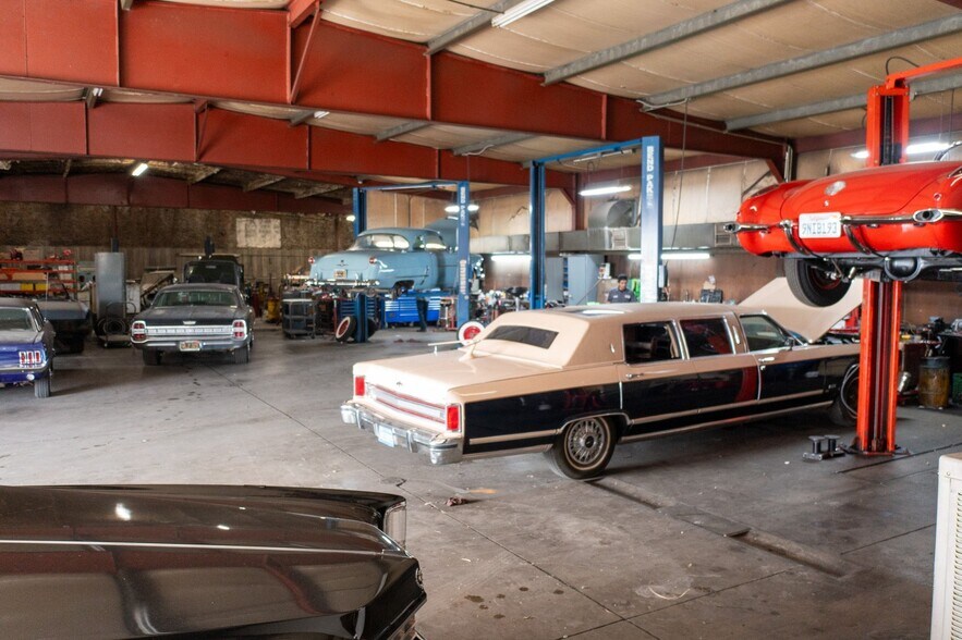 More Photos Of 145 W Oasis Rd, Palm Springs Service For Sale