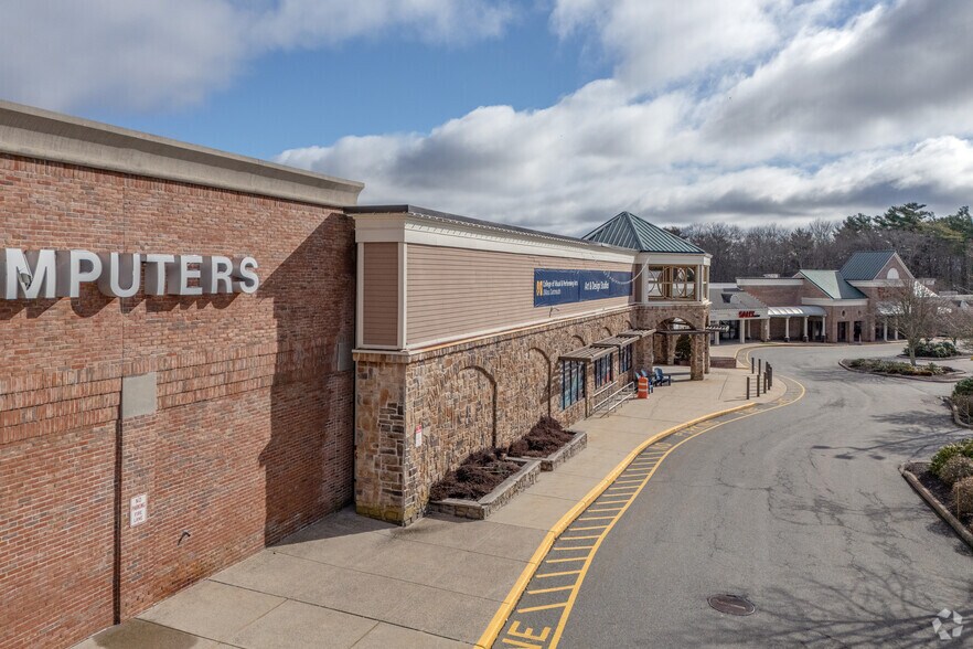 More Photos Of 380 State Rd, Dartmouth Unknown For Lease