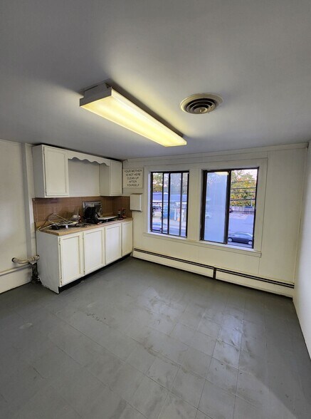 More Photos Of 62 Middlesex Tpke, Burlington Freestanding For Sale