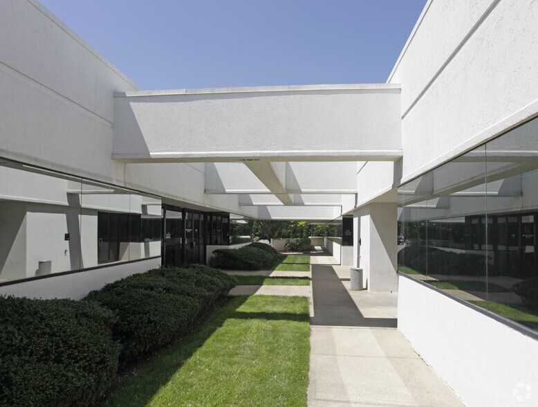 More Photos Of 140 Adams Ave, Hauppauge Medical For Sale