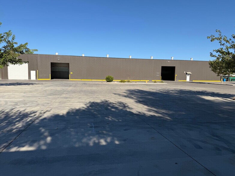 Primary Photo Of 13586 Central Rd, Apple Valley Unknown For Lease