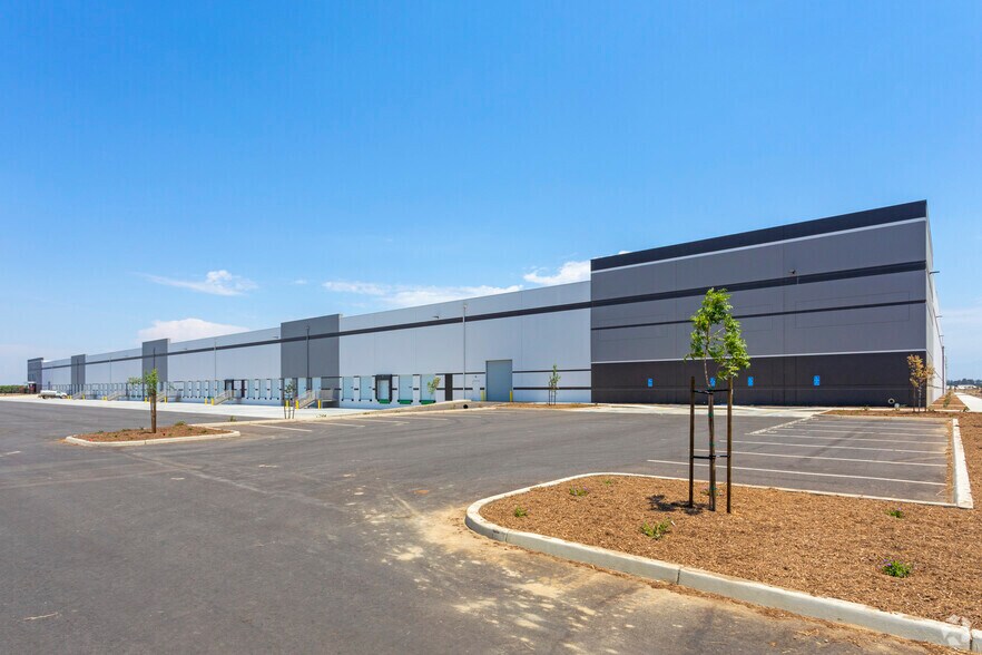 More Photos Of 8115 W Riggin Rd, Visalia Warehouse For Lease