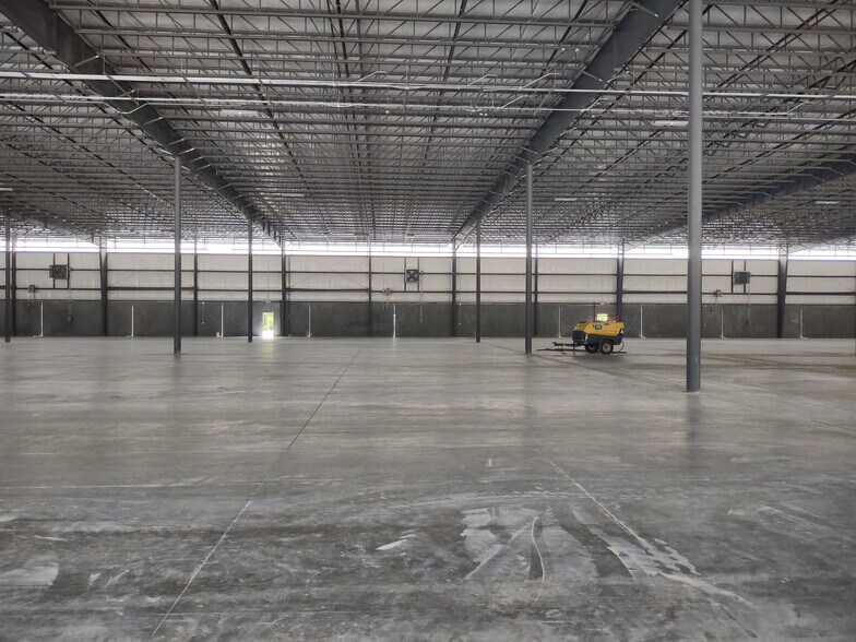 More Photos Of 151 Demott Dr, Bloomingdale Warehouse For Lease