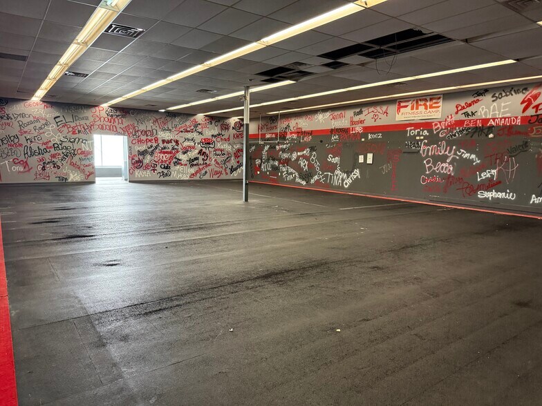 More Photos Of 300-320 Wolf River Plz, New London Freestanding For Lease