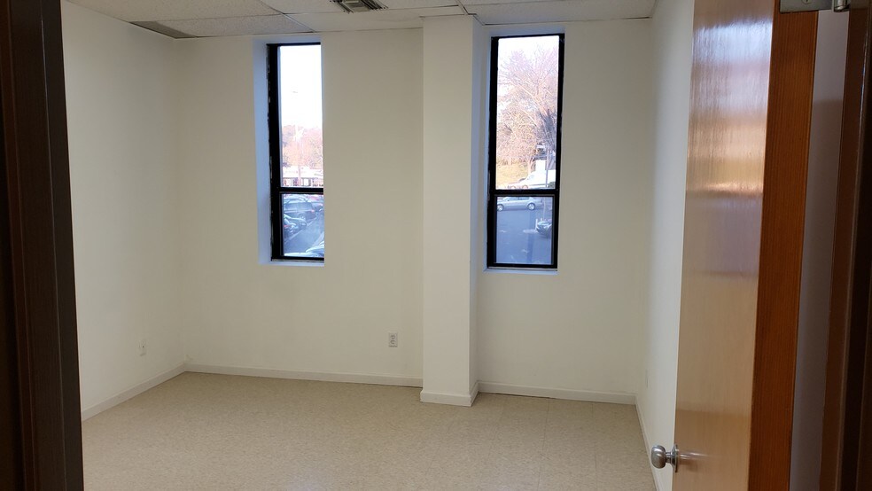 More Photos Of 4 Cedar Swamp Rd, Glen Cove Office For Sale