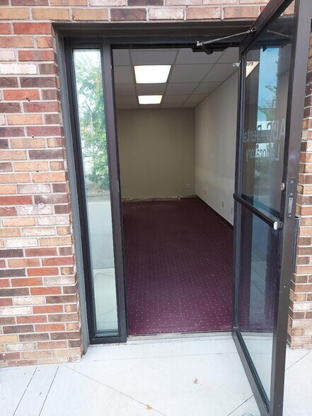 More Photos Of 120 Holiday Ct, Franklin Medical For Lease