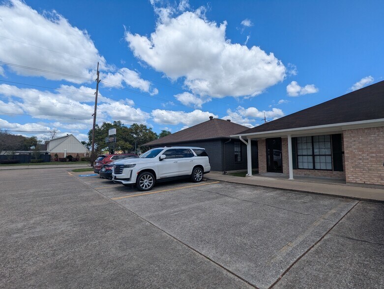 More Photos Of 8141 Gladys Ave, Beaumont Office For Lease