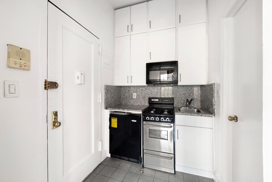 More Photos Of 54 Jane St, New York Apartments For Sale