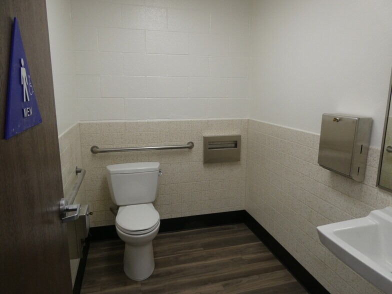 More Photos Of 3500 N San Fernando Blvd, Burbank Flex For Lease