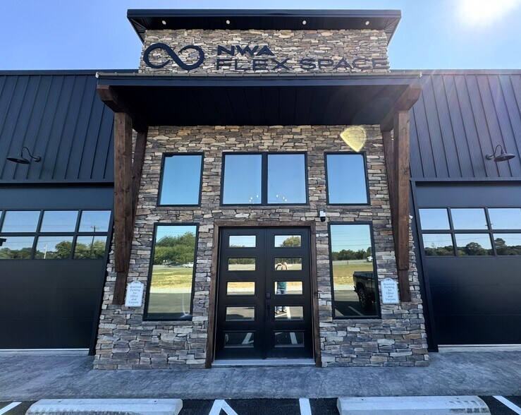 More Photos Of 21118 Wade Rd, Springdale Flex For Lease