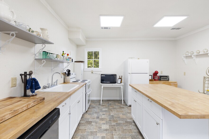 More Photos Of 201 Nugent Ave ave, Johnson City Hotel For Sale