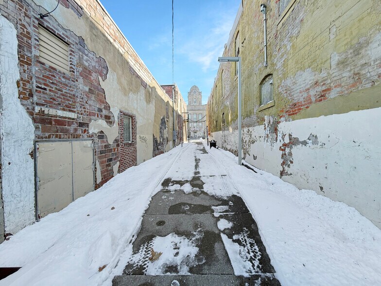 More Photos Of 112 N 2nd Ave W, Newton General Retail For Sale