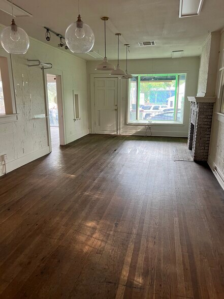 More Photos Of 2058 S Lamar Blvd, Austin Freestanding For Lease