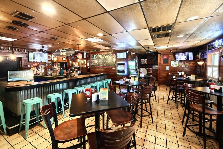 More Photos Of 1 Cherry St, Seven Valleys General Retail For Sale