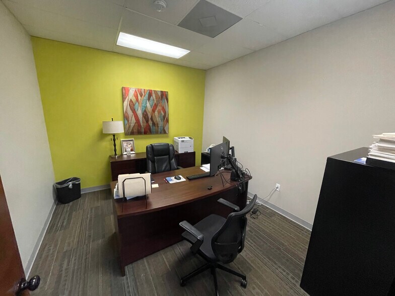 More Photos Of 9434 Katy Fwy, Houston Research And Development For Lease