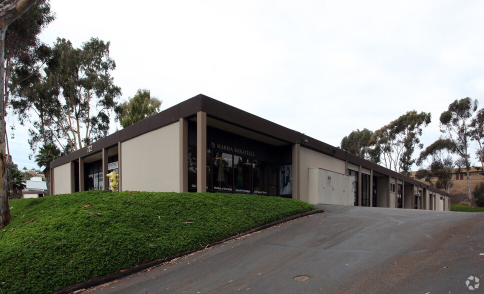 More Photos Of 722 Genevieve St, Solana Beach Light Manufacturing For Lease