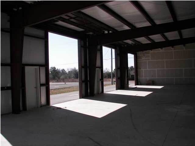 More Photos Of 48 Commerce Ln, Freeport Warehouse For Lease