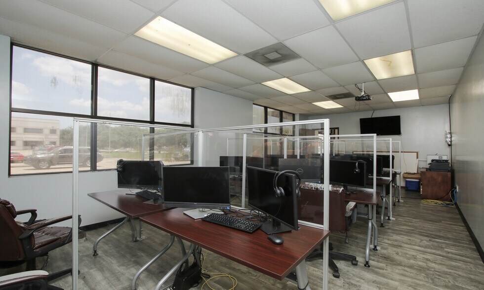 More Photos Of 5515 Brittmoore Rd, Houston Distribution For Sale