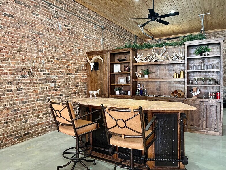 More Photos Of 112 W Wise St, Bowie Office For Sale