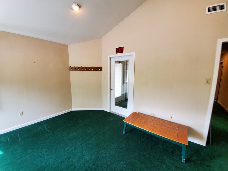 More Photos Of 920 Lawn Ave, Sellersville Medical For Sale