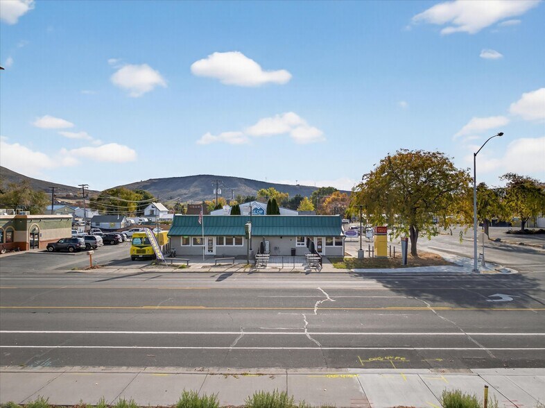 More Photos Of 975 Campbell St, Baker City General Retail For Sale