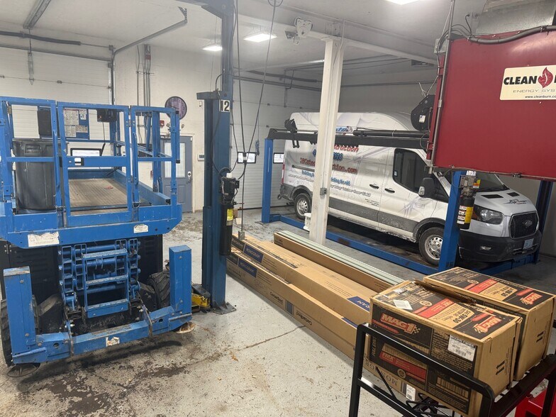 More Photos Of 25 Grand Ave, Cumberland Auto Repair For Lease
