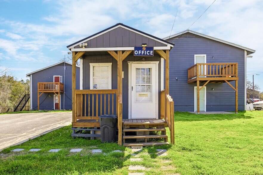 More Photos Of 1105 Westwood Ln, Giddings Apartments For Sale