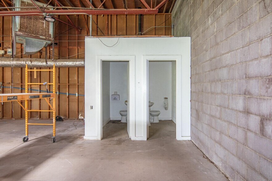 More Photos Of 1609 Coggin Ave, Brownwood General Retail For Lease