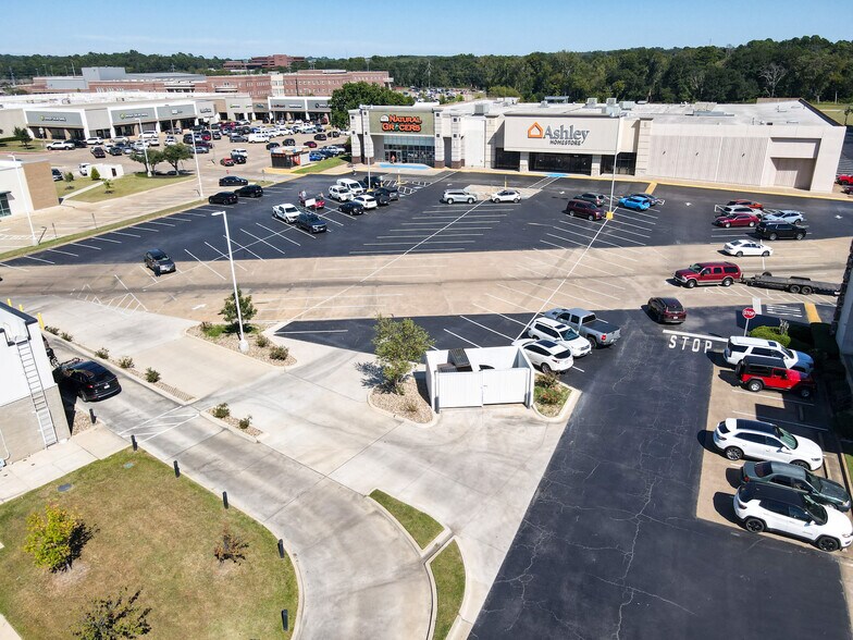 More Photos Of 4820 S Broadway Ave, Tyler Department Store For Lease
