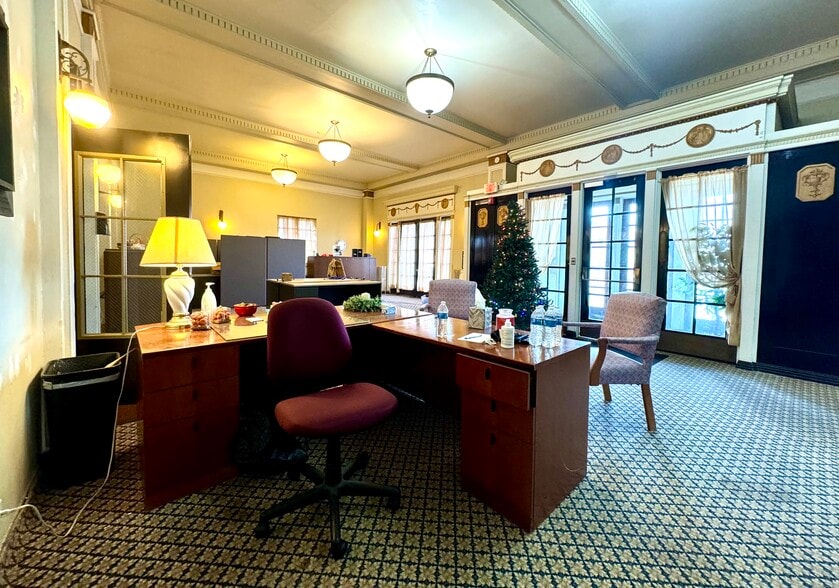 More Photos Of 118 E Court St, Paris Hotel For Sale
