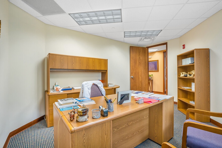 More Photos Of 1 TransAm Plaza Dr, Oakbrook Terrace Office For Sale