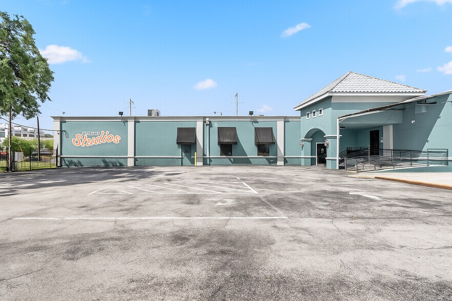 More Photos Of 3219 Harrisburg Blvd, Houston Medical For Lease