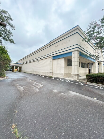 More Photos Of 806 E Ash St, Goldsboro Drugstore For Sale