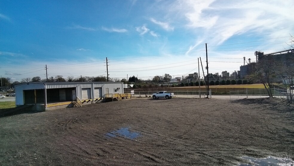 More Photos Of 943 Athens St, Gainesville Service For Lease