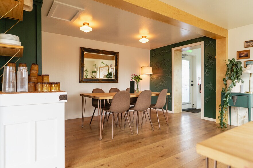 More Photos Of 927 S Cobb St, Palmer Restaurant For Sale