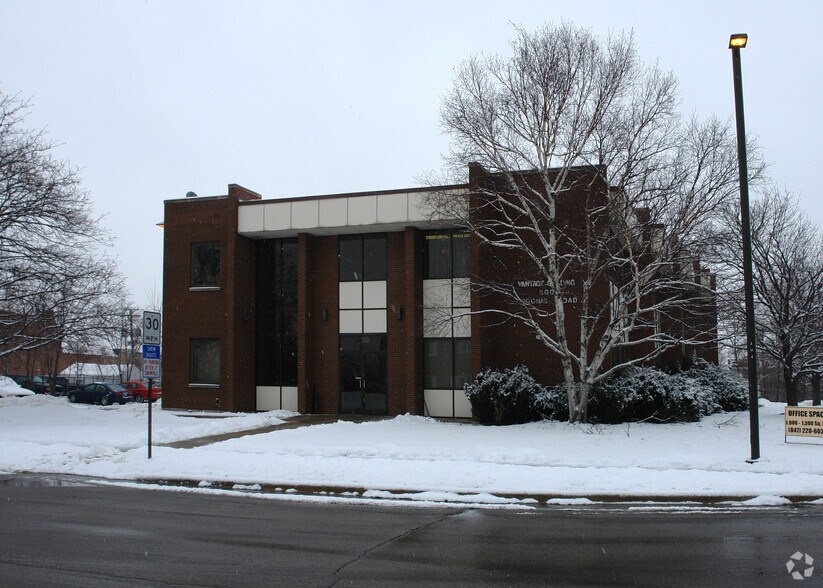 More Photos Of 600 E Higgins Rd, Elk Grove Village Office For Lease