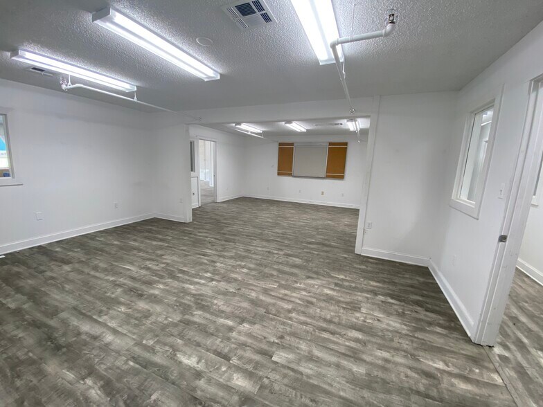 More Photos Of 2103 US-190 Hwy, Hammond Showroom For Sale