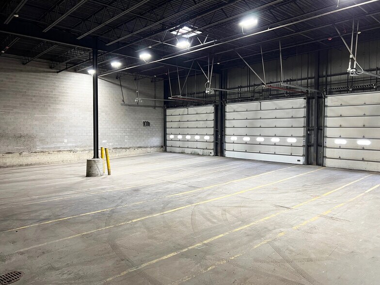 More Photos Of 1010-1050 Sesame St, Bensenville Warehouse For Lease