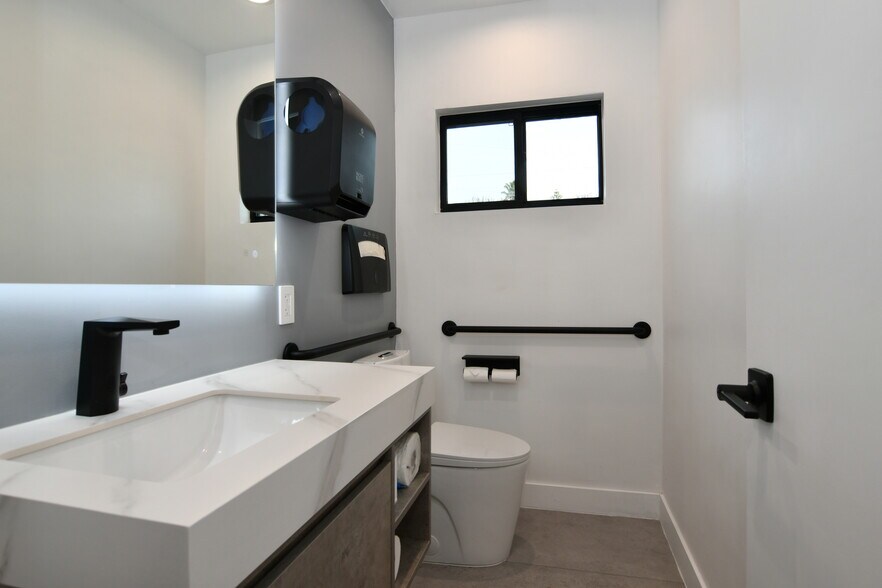 More Photos Of 1104 S Robertson Blvd, Los Angeles Office For Lease