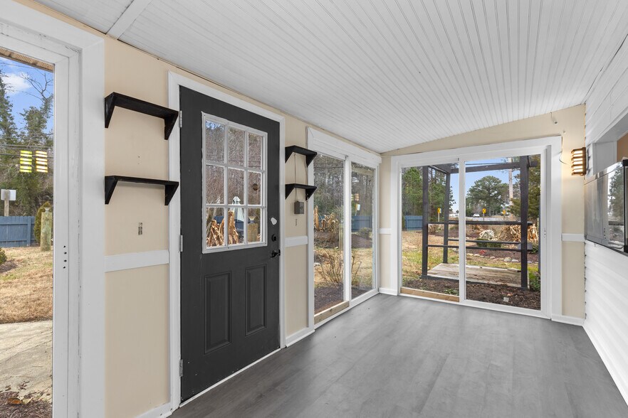 More Photos Of 16011 Cobb Island Rd, Newburg Garden Center For Lease