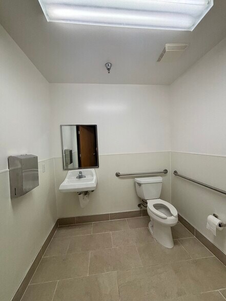 More Photos Of 11438 Knott St, Garden Grove Warehouse For Lease