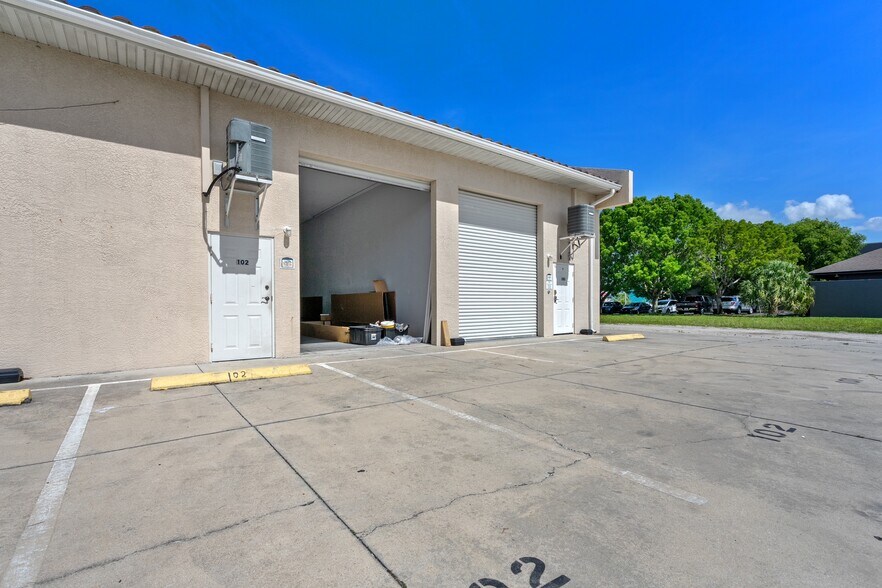 More Photos Of 4519 SE 16th Pl, Cape Coral Light Distribution For Lease