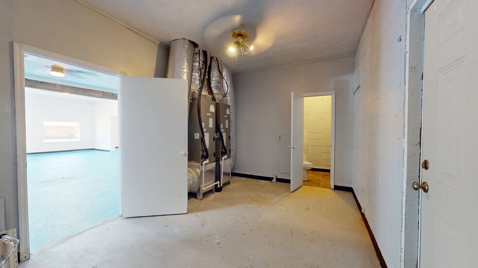 More Photos Of 3851 Harrington st, Oak Park Light Distribution For Sale