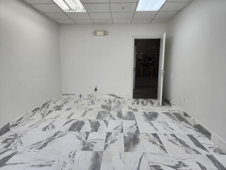 More Photos Of 2061 NW 112th Ave, Miami Light Distribution For Lease
