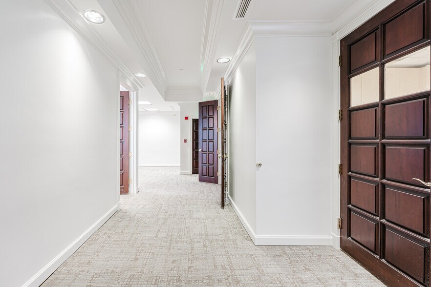 More Photos Of 420 Royal Palm Way, Palm Beach Office For Lease