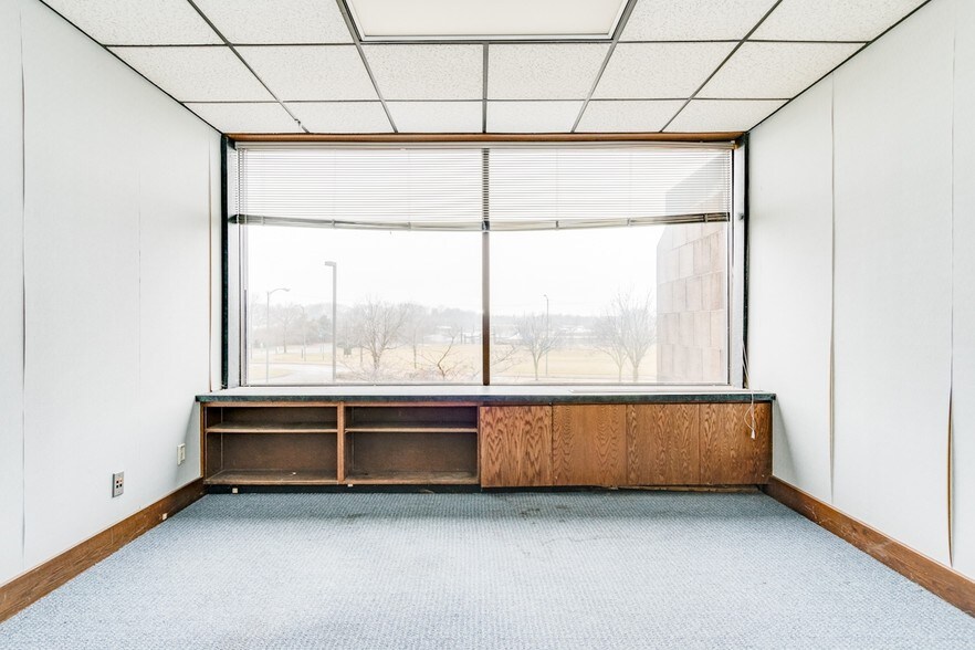 More Photos Of 825 Riverview Dr, Benton Harbor Light Distribution For Sale