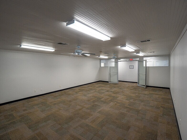 More Photos Of 108 McNutt Rd, Hutto Warehouse For Lease