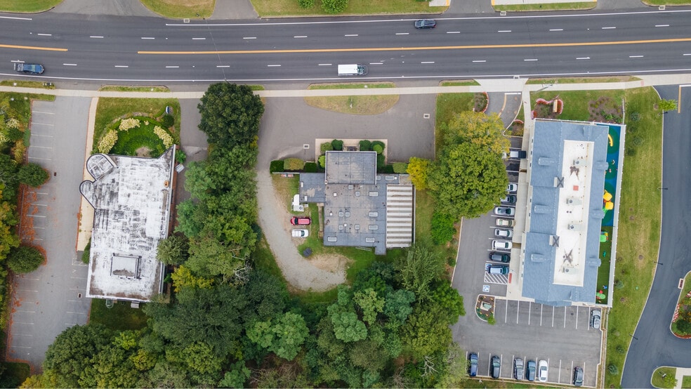 More Photos Of 215 Danbury Rd, Wilton Veterinarian Kennel For Sale