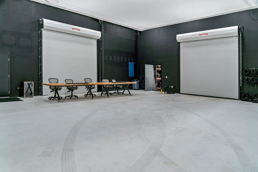 More Photos Of 400 W Maple Rd, Troy Office For Lease